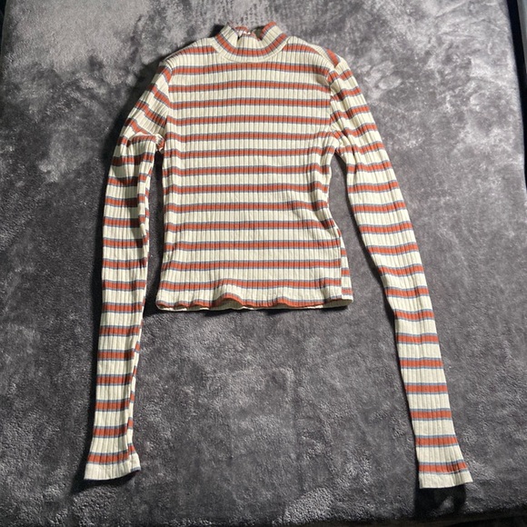American Eagle Outfitters Tops - Mock neck long sleeve crop top